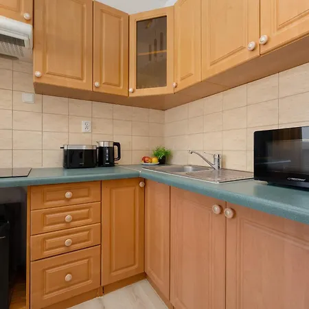 Compact Near The Underground By Renters Apartamento