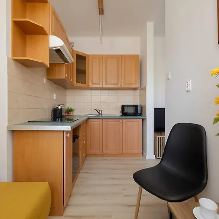 Compact Near The Underground By Renters *