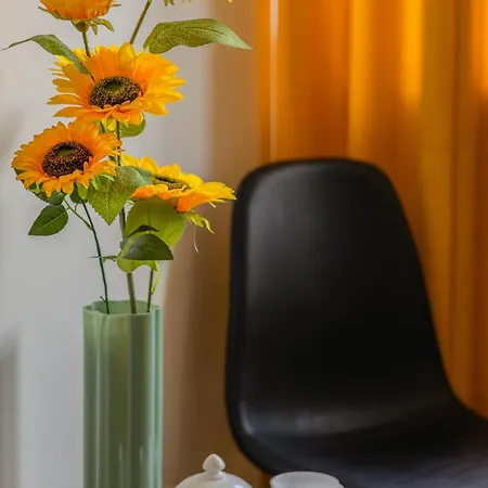 Compact Near The Underground By Renters Apartamento